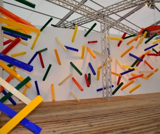 Mikado im Quatrat 2012. 89 in die Wand eingelassenen quadratische Plexiglasstäbe 8 meter X 3 meter